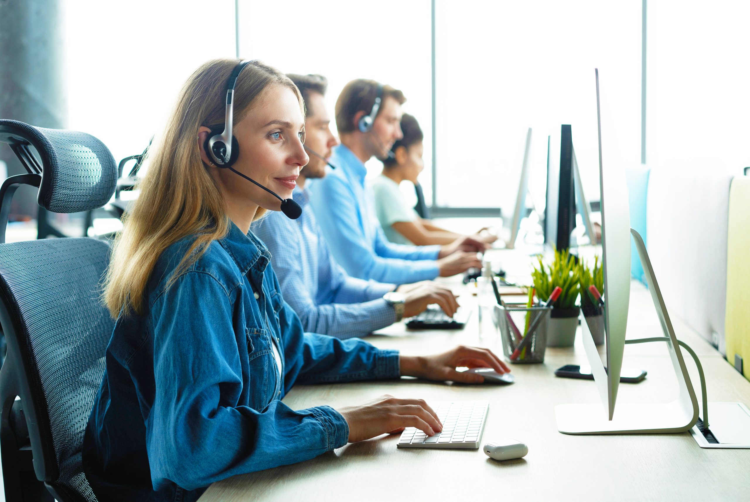 In-House vs Outsourcing Call Center: A Strategic Business Evaluation