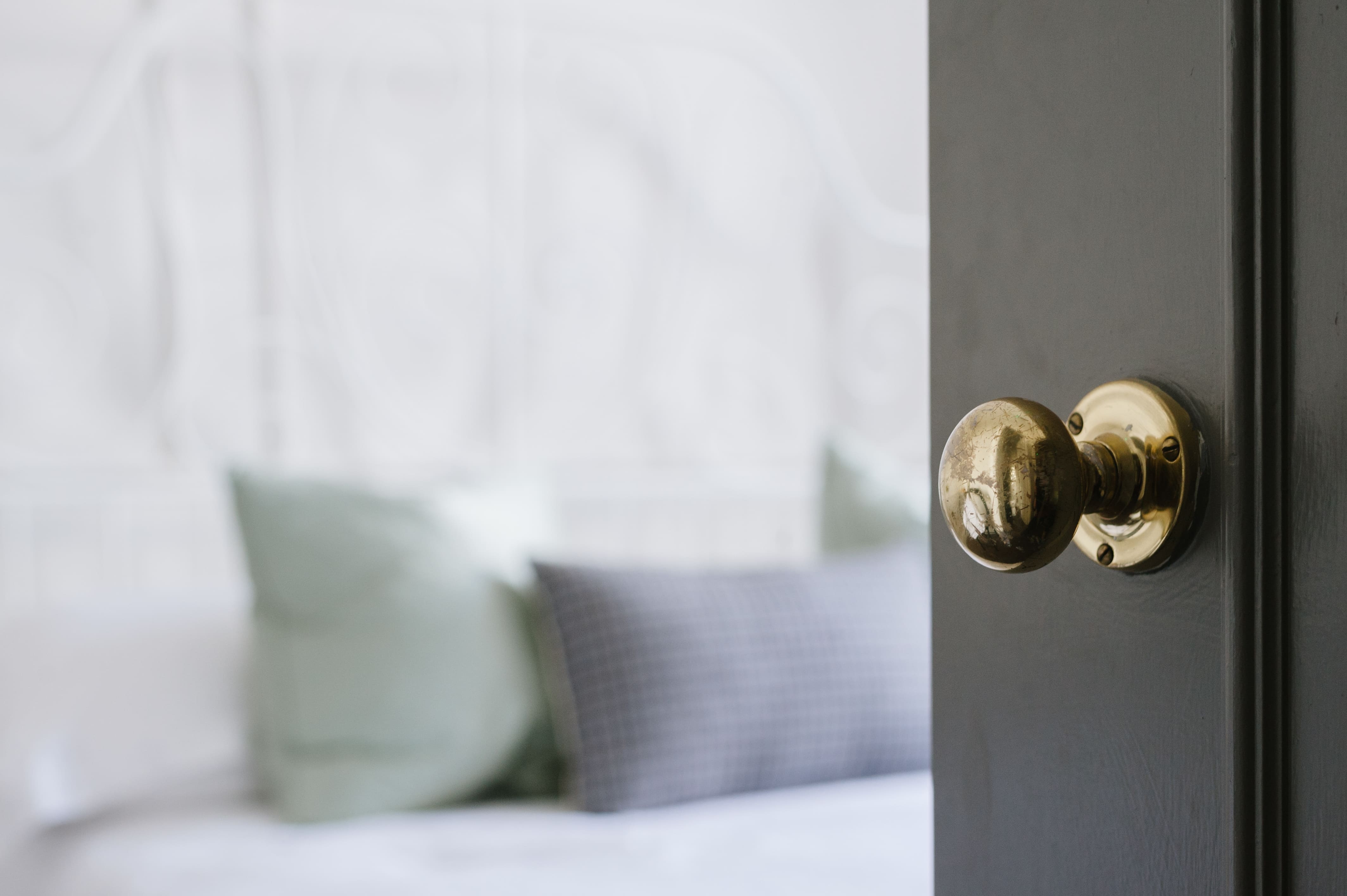 Improving Hotel Guest Experience with RFID-Enabled Smart Room Access